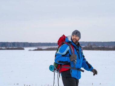 Sırt çantalı bir erkek yürüyüşçünün portresi.