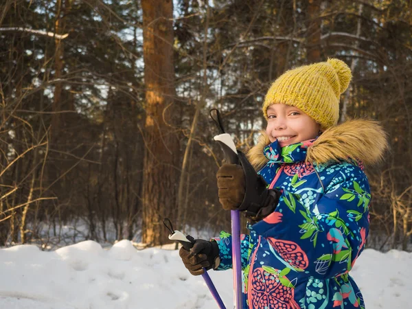 Κοντινό πορτρέτο ενός μικρού κοριτσιού κατά τη διάρκεια της βόρειας περίπατου στο χειμερινό δάσος. — Φωτογραφία Αρχείου