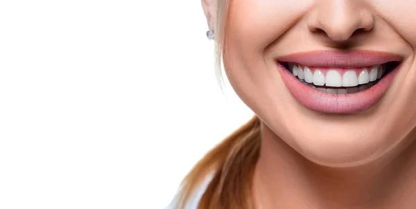 Close up fotografie samice úst s perfektní bílé zuby přes bílý backgoround. — Stock fotografie