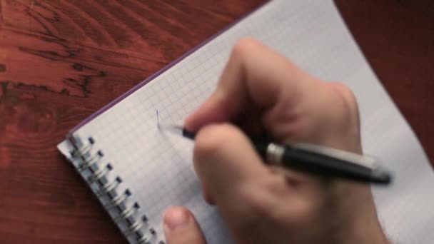 Man hand close up beginnen met het schrijven van een brief aan een vriend. — Stockvideo