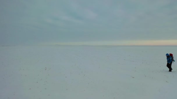 Lonely human walk throw snowy desert. — Stock Video