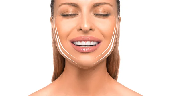 Primer plano retrato de mujer con líneas de lifting facial en la cara . — Foto de Stock