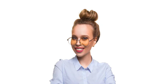 Närbild porträtt av en lycklig kvinna i glasögon. — Stockfoto