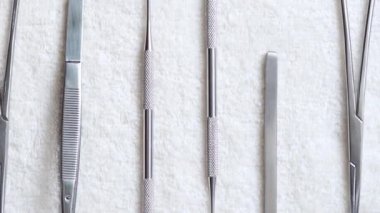 Beyaz bir peçeteye dişçi aleti. Arkaplan taşınıyor.