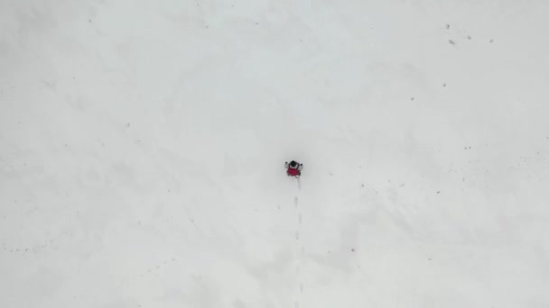 Αεροφωτογραφία: ανθρώπινος περίπατος από χιονισμένη έρημο. Θέα από την κορυφή. — Αρχείο Βίντεο