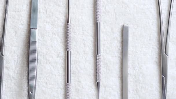 Tandläkarverktyg på en vit servett. Rörlig bakgrund. — Stockvideo