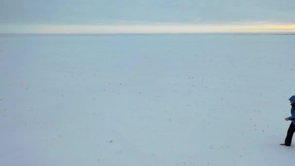 Uomo con lo zaino rosso che cammina vicino alla tundra. Forza, superamento e concetto di viaggio difficile . — Video Stock