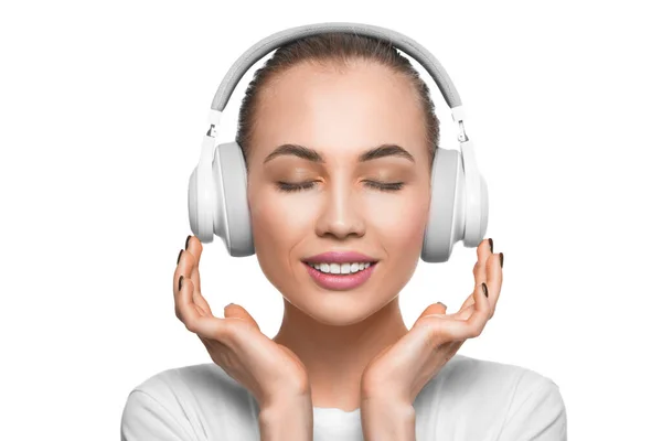 Femme avec les yeux fermés dans les écouteurs écoutant la musique . — Photo