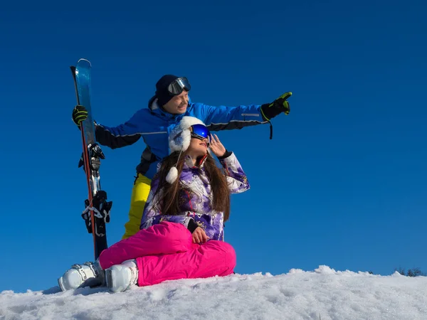 スキー場での休息中に山の頂上でカップルを愛する。スポーツ、健康的かつアクティブなライフスタイルの概念. — ストック写真