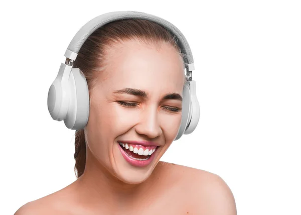 Mulher sorridente feliz em fones de ouvido . — Fotografia de Stock