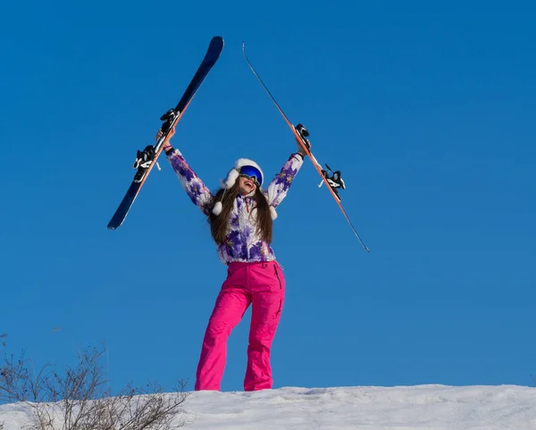 青空を背景に山の頂上にスキーをした女性の肖像画。アクティブライフスタイルコンセプト — ストック写真