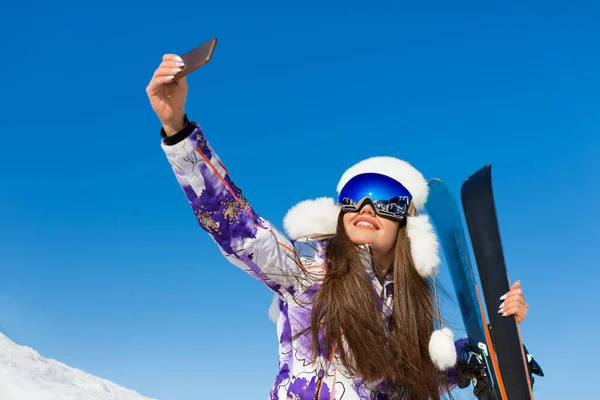 Счастливая женщина позирует для зимнего селфи на горнолыжном курорте . — стоковое фото