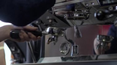 Makineden espresso kahve. Görüntüleri kapat.