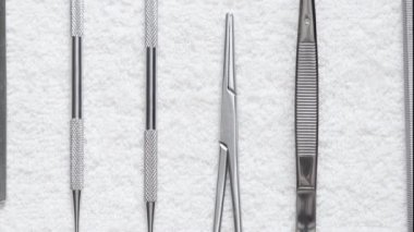 Beyaz bir peçeteye stomatoloji ve ameliyat aleti. Arka plan taşınıyor. Görüntüleri kapat.