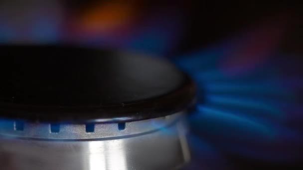 Brûleur de cuisine flamboyant dans la nuit. Fermer les images .