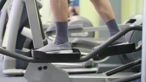 Gros plan d'un pied masculin dans une séance d'entraînement cardio au gymnase . — Video