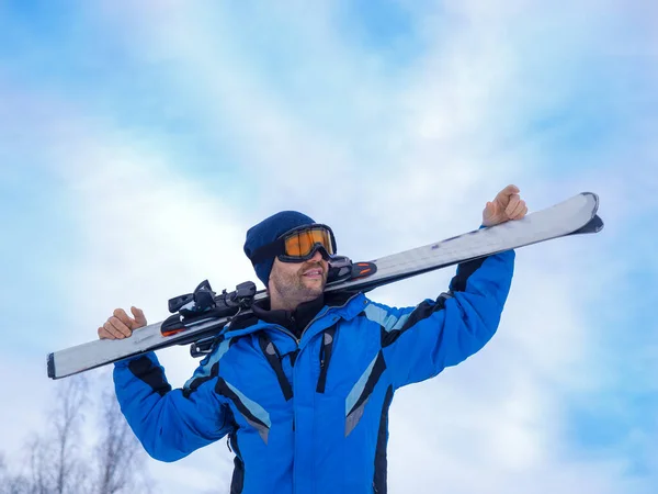 Ο άνθρωπος με ένα σκι κάνει έχουν ξεκουραστεί πριν από την επόμενη κατάβαση σκι. — Φωτογραφία Αρχείου