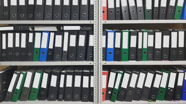 Beaucoup de dossiers dans l'étagère du bureau . — Photo