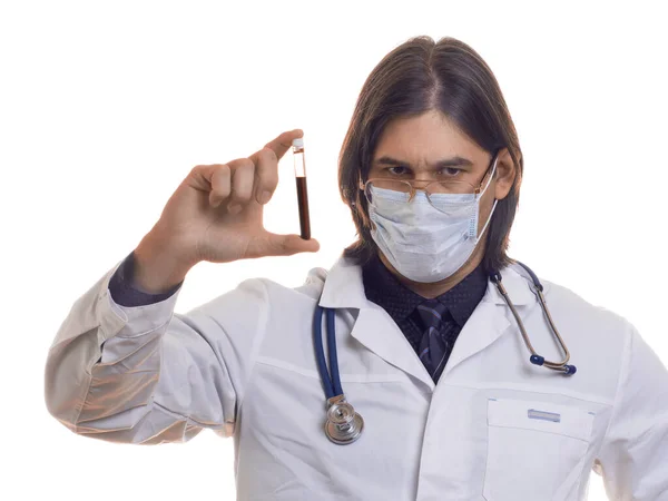 Dokter bertopeng pelindung dan sarung tangan yang terisolasi di latar belakang putih memegang tabung tes yang berisi sampel darah yang telah diuji untuk virus. — Stok Foto