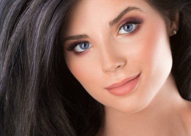 Mavi gözlü bir kadının güzel portresini kapat..