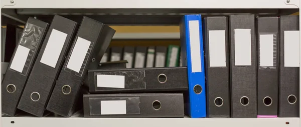 Kilka folderów archiwalnych na półce w biurze. — Zdjęcie stockowe