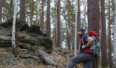 Ormanda sırt çantalı bir turist..