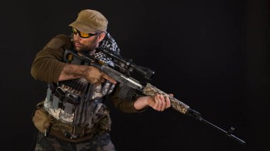 Keskin nişancı tüfeği tutan asker ya da özel askeri müteahhit