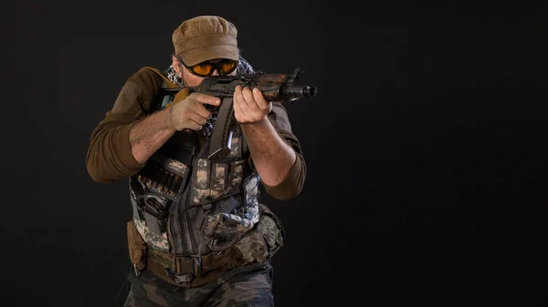 Στρατιώτης μισθοφόρος με όπλο που σημαδεύει τον εχθρό. Κλείσιμο φωτογραφίας σε σκοτεινό φόντο. — Φωτογραφία Αρχείου