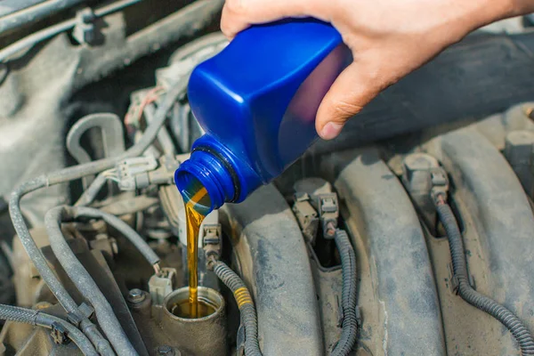 Close up photo of a male hand fill a car engine by oil. — Stock Photo, Image