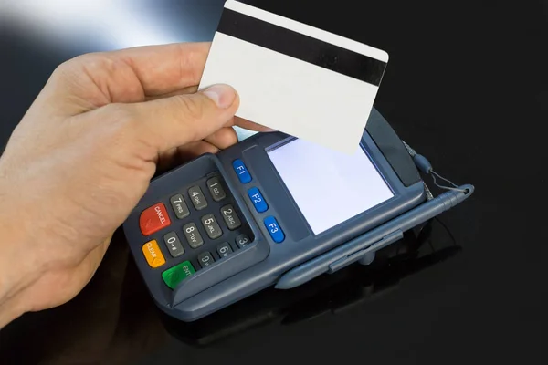 Feche a foto de um terminal de pagamento que cobra de um cartão . — Fotografia de Stock