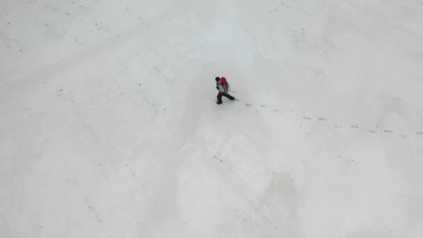 Caminhada humana pelo campo de neve . — Vídeo de Stock