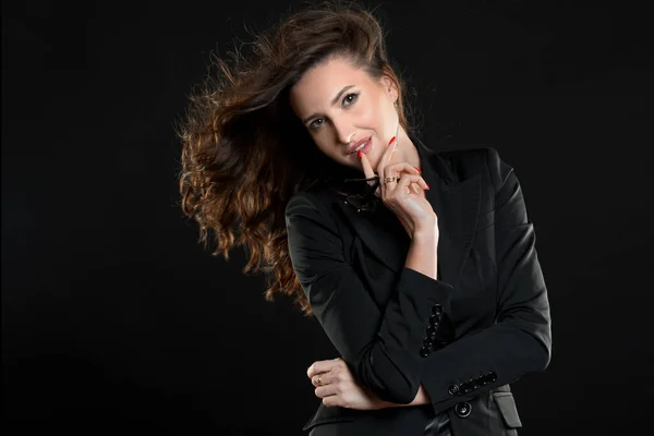 Retrato de una mujer feliz con pelos largos sobre fondo oscuro . — Foto de Stock