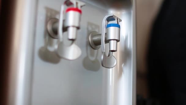 Menselijke hand gieten koud water in glas uit waterdispenser. Onderaanzicht. — Stockvideo