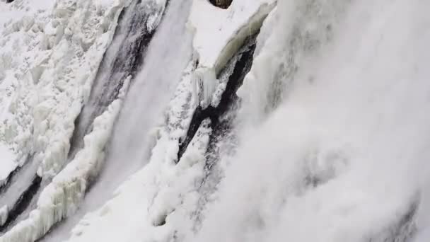 Barragem no rio com cena de inverno no fundo. A água turbulenta da barragem no inverno . — Vídeo de Stock