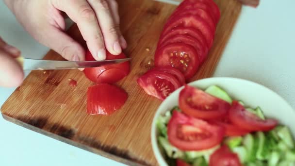 Manliga händer citerar tomat för sallad. Närbild. — Stockvideo