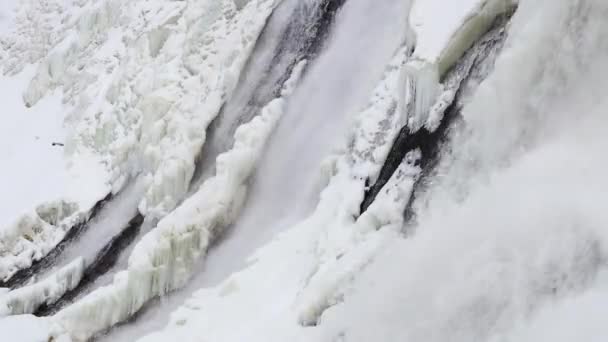 Filmación de la presa con escena de invierno en el fondo. El agua turbulenta de la presa en el invierno . — Vídeo de stock