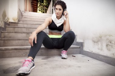 kulaklıklardan müzik rahatlatıcı genç kadın atlet