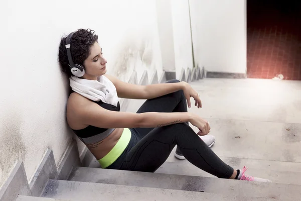 Młoda kobieta runner relaksujące słuchanie muzyki przez słuchawki — Zdjęcie stockowe