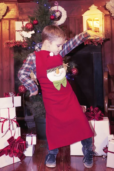 Прекрасный счастливый ребенок танцует перед открытием рождественских подарков — стоковое фото