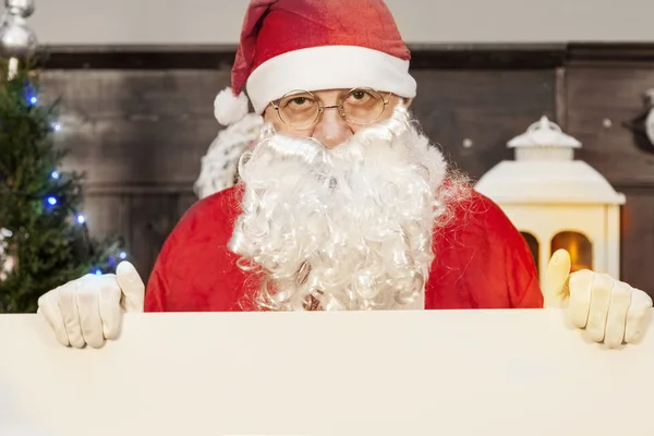 Santa claus mutatja egy üres óriásplakát az otthonában — Stock Fotó