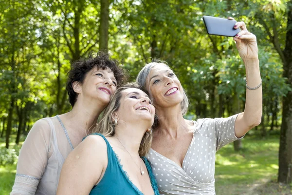 Le signore si fanno un selfie nel bosco — Foto Stock