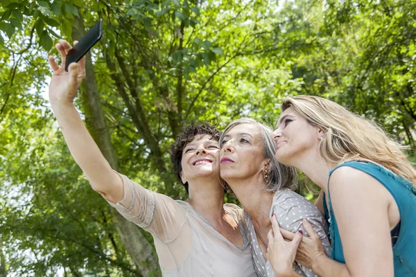 Le signore si fanno un selfie nel bosco — Foto Stock