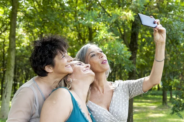 Le signore si fanno un selfie nel bosco — Foto Stock