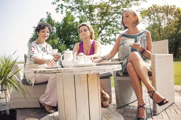Dojrzałe kobiety piękne na śniadanie na świeżym powietrzu w parku — Zdjęcie stockowe
