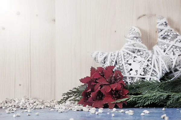 Decoración de la naturaleza muerta de Navidad sobre fondo de madera — Foto de Stock