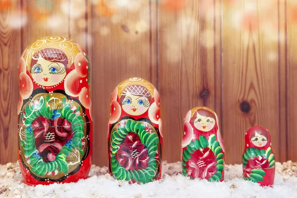 Conjunto de matryoshka cubierto por el sombrero de Navidad de aspecto cálido filtrado — Foto de Stock