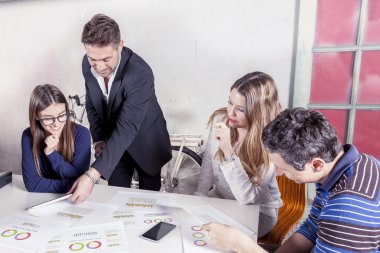 birlikte yeni bir ofiste çalışan genç iş adamları ekibinin