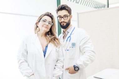 Doktorlar hastanede birkaç