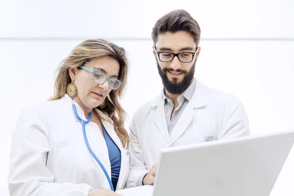 Couple of doctors in hospital — Stock Photo, Image