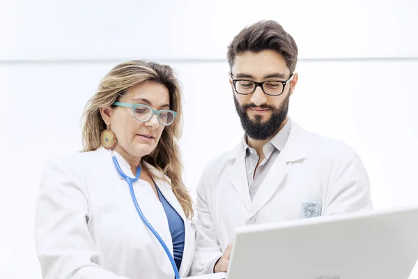 Couple of doctors in hospital — Stock Photo, Image